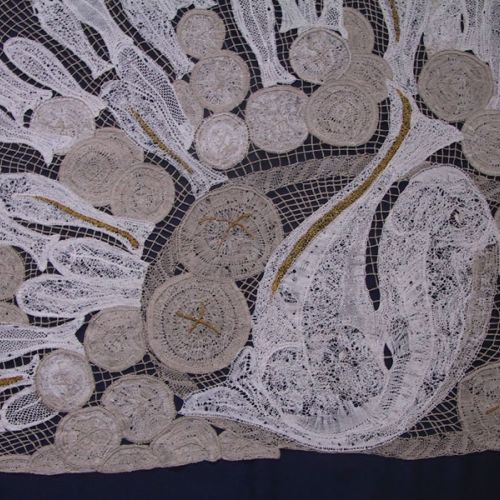 Détail nappe d'autel - Création Dentellières Jurassiennes pour la chapelle de l'Unité à Develier Dessus